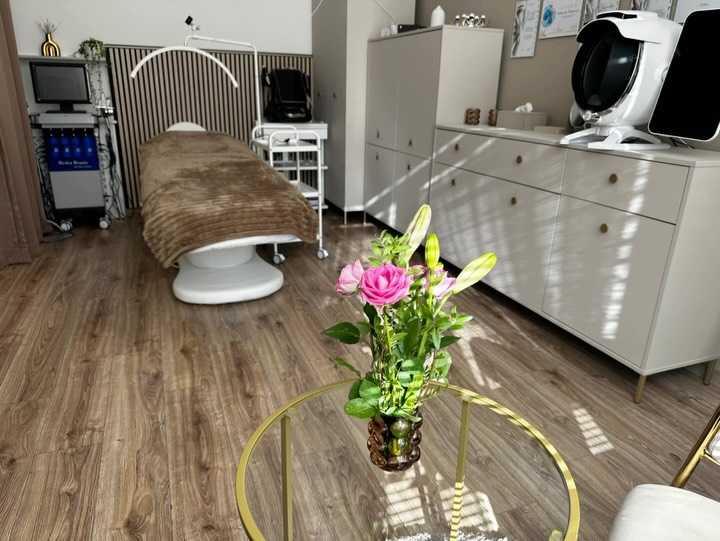 Interiér The Skin Room v Košiciach s kozmetickým kreslom a prístrojmi